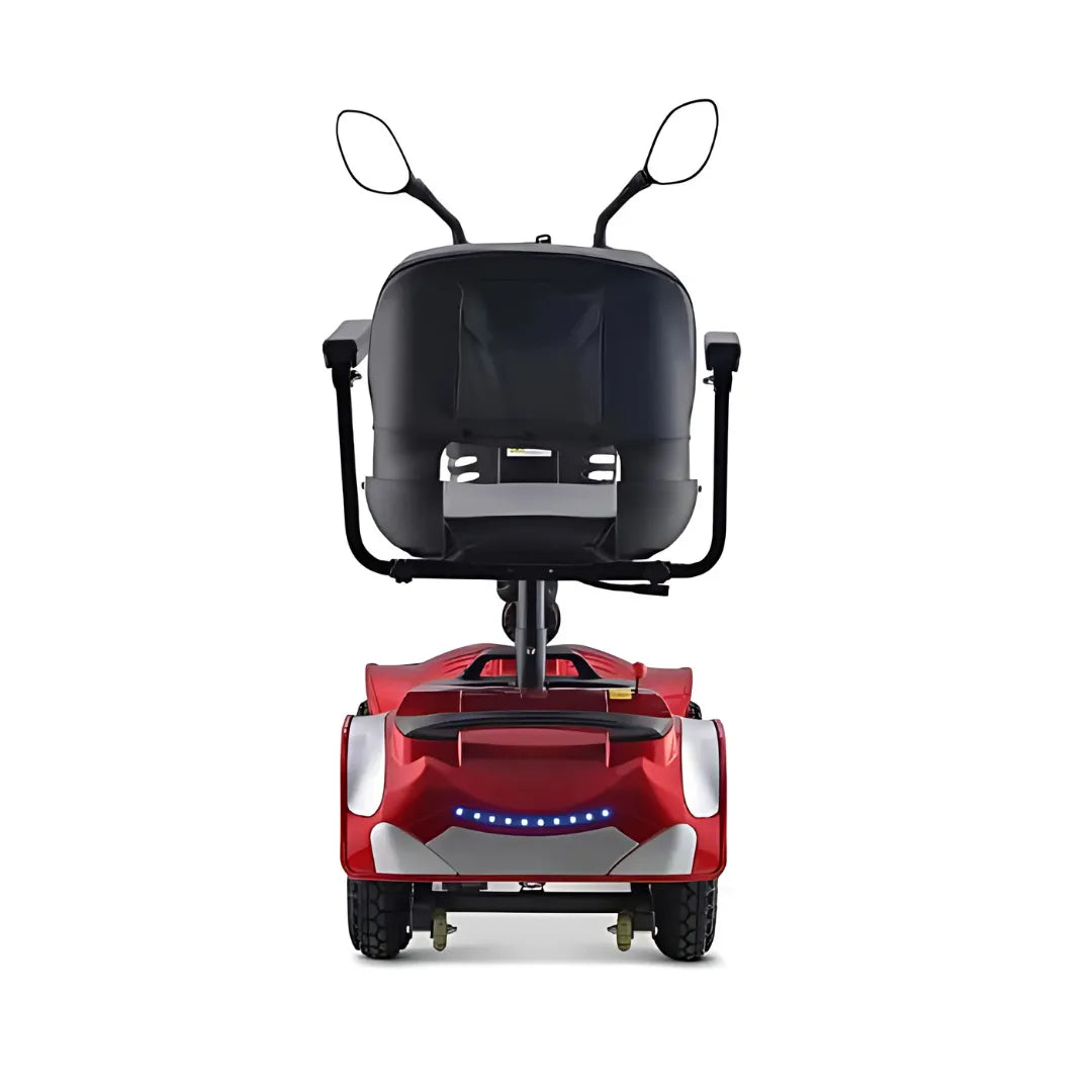 Izdelek na sliki je električni mobilni voziček, model Eco Speed Senior. Na sliki je prikazan zadnji del vozička, ki je v rdeči barvi, z udobnim sedežem in ogledaloma. Vidne so tudi LED luči, ki zagotavljajo dodatno vidnost. Voziček je zasnovan za enostavno premikanje in udobno vožnjo, kar je še posebej pomembno za starejše uporabnike.