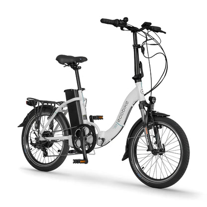 Na sliki je električno kolo znamke Ecobike, model Even. Kolo ima kompaktno zasnovo z manjšimi kolesi, kar ga naredi primerno za mestno vožnjo. Vidna sta tudi akumulator in sistem za prestavljanje, kar nakazuje na električni pogon. Barva kolesa je svetla, kar mu daje sodoben videz.