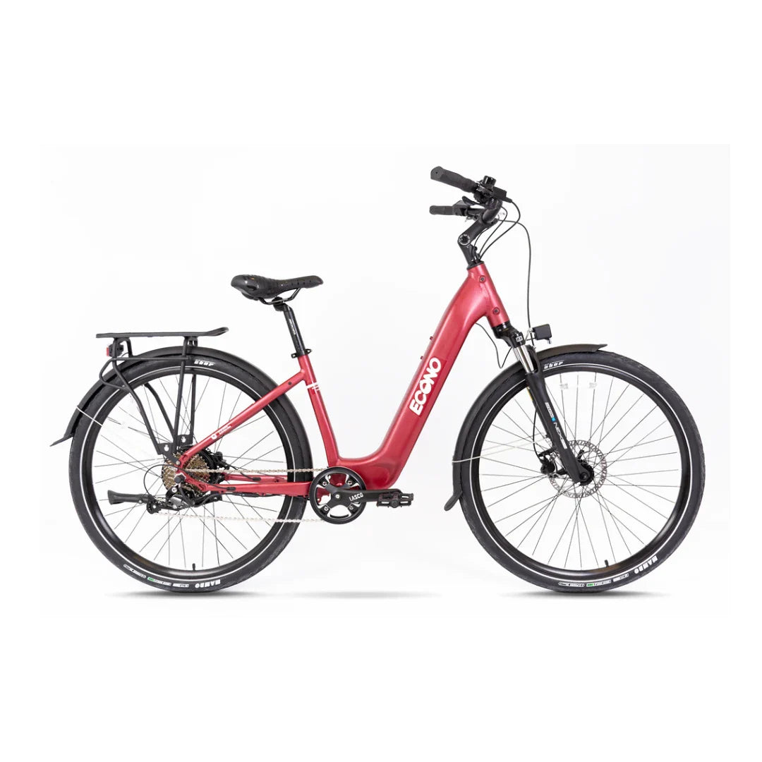 Izdelek na sliki je električno kolo znamke Econo, model Apes EER4. Kolo ima rdečo barvo in nizko prečko, kar omogoča enostavno vstopanje. Opremljeno je z diskastimi zavorami in ima nosilec za prtljago na zadnjem delu. Na sliki je jasno vidna tudi ergonomična sedežna in krmilna pozicija, kar prispeva k udobni vožnji.