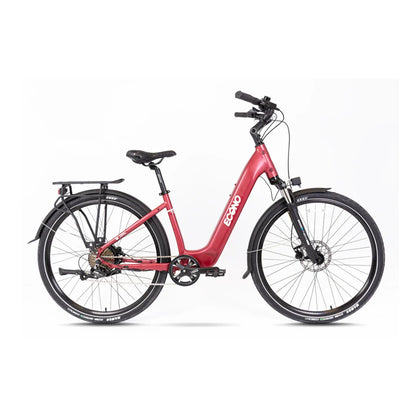 Izdelek na sliki je električno kolo znamke Econo, model Apes EER4. Kolo ima rdečo barvo in nizko prečko, kar omogoča enostavno vstopanje. Opremljeno je z diskastimi zavorami in ima nosilec za prtljago na zadnjem delu. Na sliki je jasno vidna tudi ergonomična sedežna in krmilna pozicija, kar prispeva k udobni vožnji.