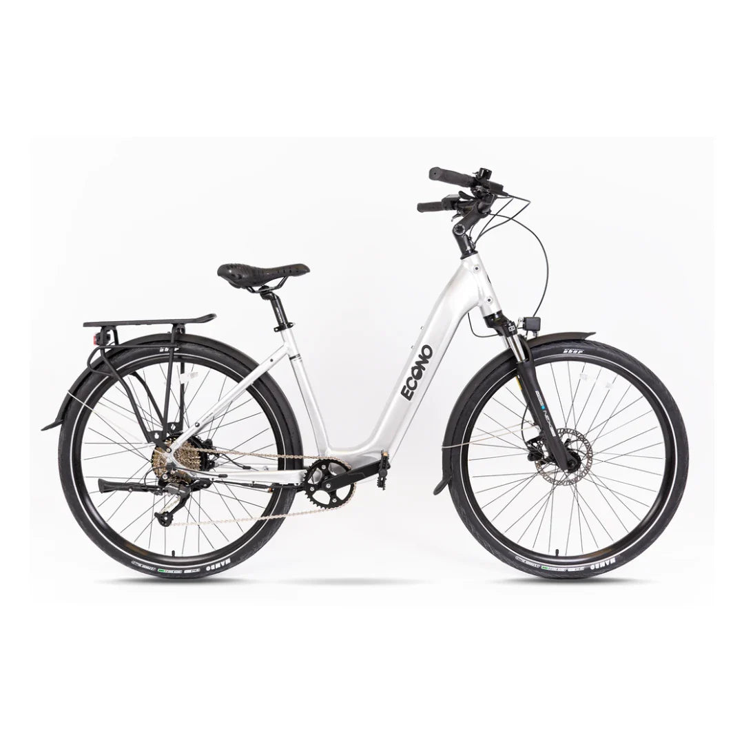 Izdelek na sliki je električno kolo znamke Econo, model EER4. Kolo ima aluminijasto ogrodje, široke pnevmatike in je zasnovano za udobno vožnjo. Vidna sta tudi nosilec za prtljago in disk zavore, kar nakazuje na njegovo uporabnost za mestno in rekreativno vožnjo.