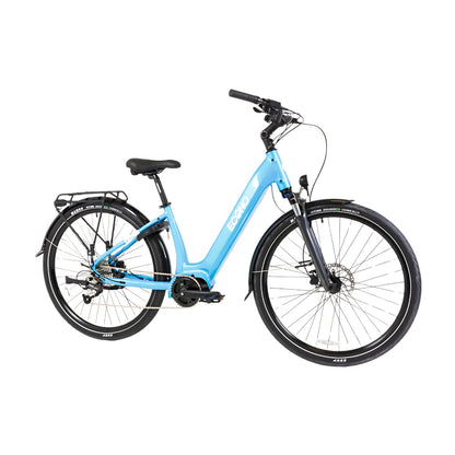 Izdelek je električno kolo znamke Econo, model Mare City EEC4LK. Na sliki je vidno kolo svetlo modre barve z nizkim okvirjem, kar olajša vstopanje. Ima široke pnevmatike, disk zavore in zadnji nosilec za prtljago, kar ga naredi primernega za mestno vožnjo in vsakodnevno uporabo.