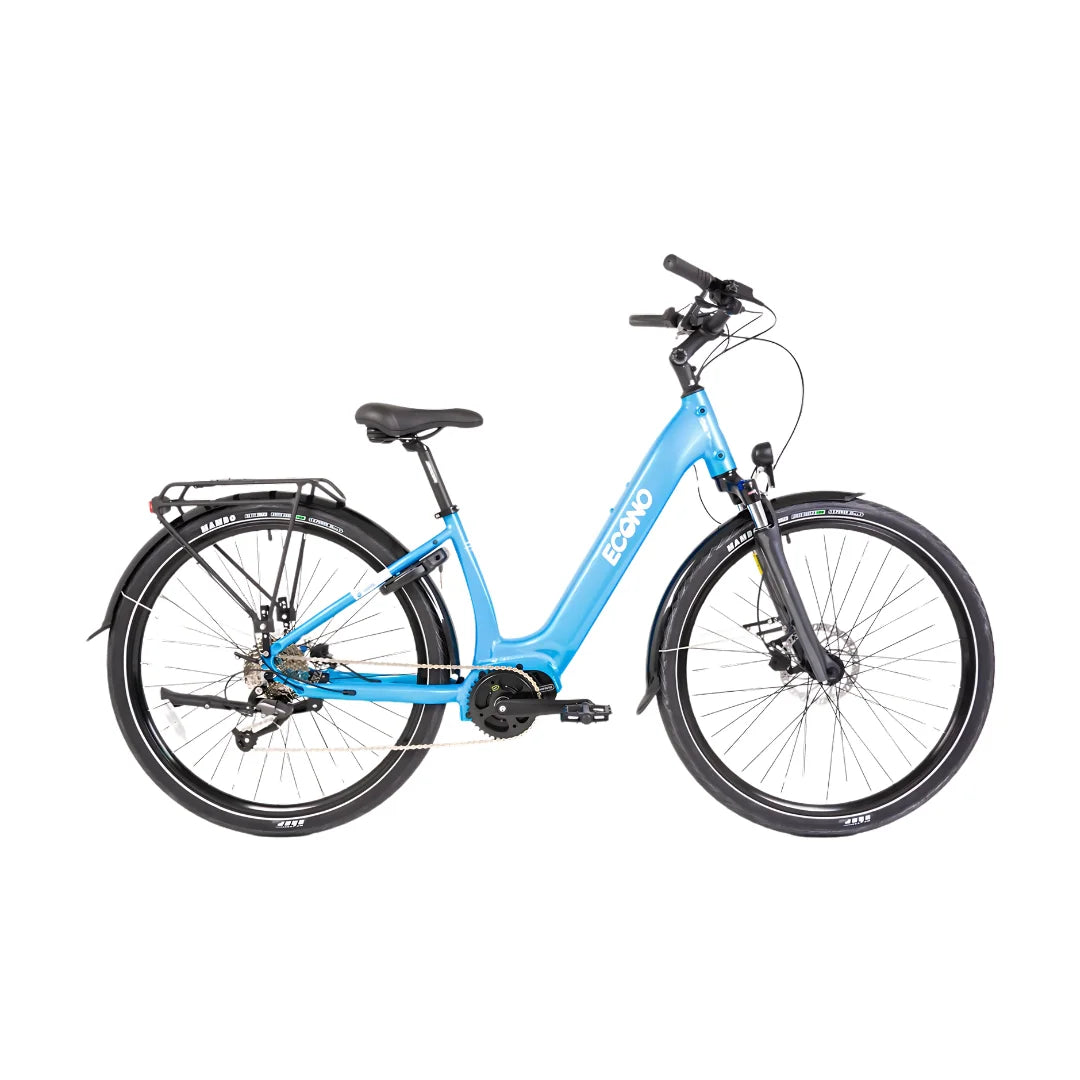 Izdelek je električno kolo, znamke Econo, model Mare City EEC4LK. Na sliki je vidno modro električno kolo s širokimi pnevmatikami, udobnim sedežem in nizkim okvirjem, kar omogoča enostavno dostopnost. Kolo ima tudi nosilec za prtljago na zadnjem delu ter prednjo vilico, kar nakazuje na udobno vožnjo po mestnih ulicah.