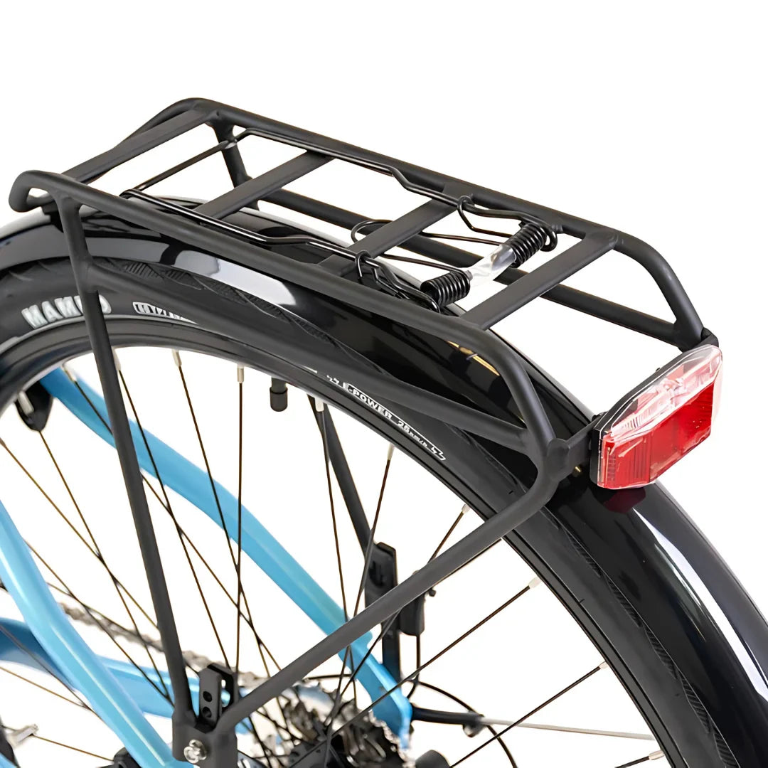 Izdelek je električno kolo, znamka je Econo Mare, model pa je City EEC4LK. Na sliki je prikazan zadnji del kolesa s prtljažnikom, ki je črne barve in ima vzmeti za pritrditev tovora. Vidna je tudi zadnja luč, ki je nameščena na prtljažniku, ter del kolesa s pnevmatiko in platiščem.