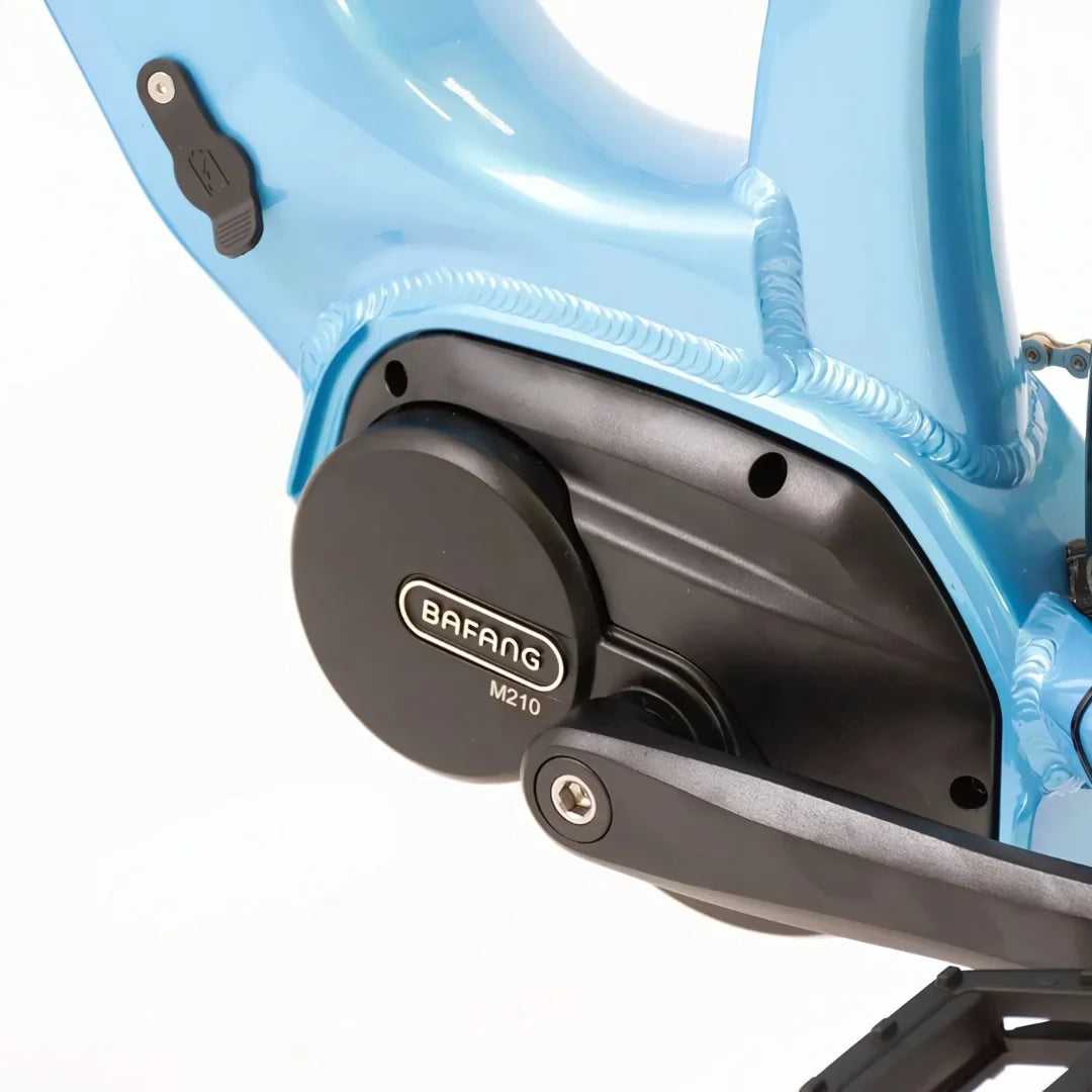 Izdelek je električno kolo, model Econo Mare City EEC4LK. Na sliki je vidna pogonska enota Bafang M210, ki je nameščena na okvirju kolesa. Barva okvirja je modra, kar daje kolesu sodoben in privlačen videz. Kolo je zasnovano za mestno vožnjo, kar pomeni, da je primerno za vsakodnevno uporabo v urbanem okolju.