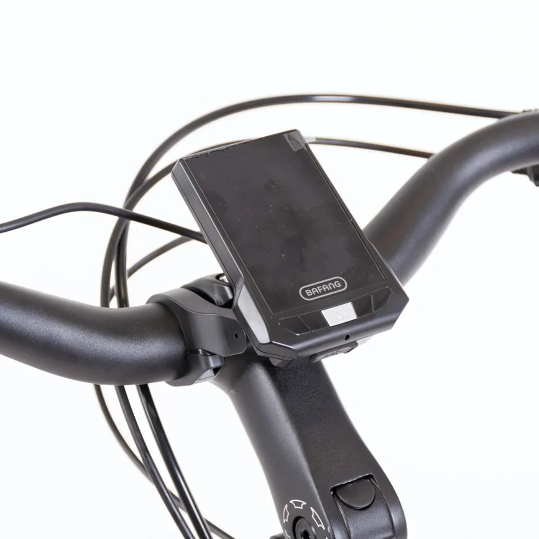 Izdelek na sliki je električno kolo, model Econo Mare City EEC4LK. Na sliki je prikazan del krmila, kjer je nameščen zaslon Bafang, ki prikazuje informacije o vožnji. Vidni so tudi kabli, ki se povezujejo z zaslonom, ter ergonomsko oblikovano krmilo.