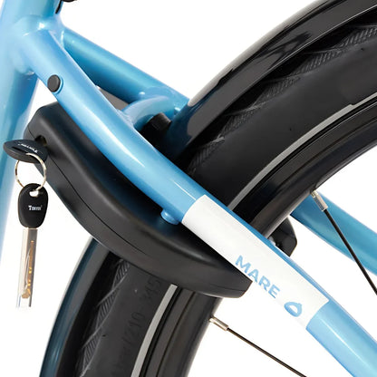 Izdelek na sliki je električno kolo, model Econo Mare City EEC4LK. Na sliki je vidna modra okvirna cev kolesa, ki vključuje ključavnico in del baterije, kar nakazuje na električni sistem. Kolo ima široke pnevmatike, kar je značilno za mestna kolesa, namenjena udobni vožnji po urbanih območjih. Znamka kolesa je Mare.
