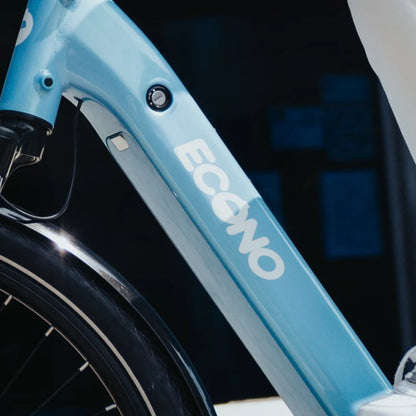 Izdelek na sliki je električno kolo znamke Econo, model Mare City. Na sliki je del okvirja kolesa v svetlo modri barvi, ki jasno prikazuje logotip Econo. Vidna je tudi baterija, ki je vgrajena v okvir, kar daje kolesu eleganten in sodoben videz. Kolo je zasnovano za mestno vožnjo, kar nakazuje tudi njegova zasnova.