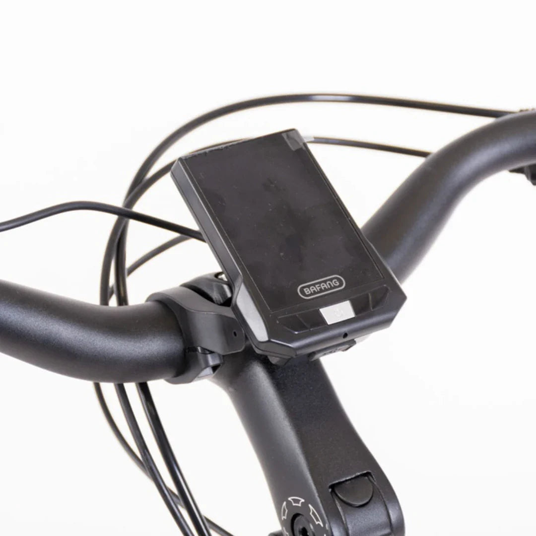 Izdelek je električno kolo, znamke Bafang. Na sliki je prikazan del krmila z digitalnim zaslonom, ki prikazuje informacije o vožnji. Zaslon je nameščen na krmilu in je povezan z električnim sistemom kolesa, kar omogoča enostavno spremljanje podatkov med vožnjo.