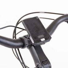 Izdelek je električno kolo, znamke Bafang. Na sliki je prikazan del krmila z digitalnim zaslonom, ki prikazuje informacije o vožnji. Zaslon je nameščen na krmilu in je povezan z električnim sistemom kolesa, kar omogoča enostavno spremljanje podatkov med vožnjo.