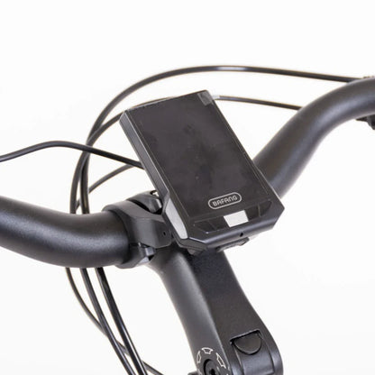 Izdelek je električno kolo, znamke Bafang. Na sliki je prikazan del krmila z digitalnim zaslonom, ki prikazuje informacije o vožnji. Zaslon je nameščen na krmilu in je povezan z električnim sistemom kolesa, kar omogoča enostavno spremljanje podatkov med vožnjo.