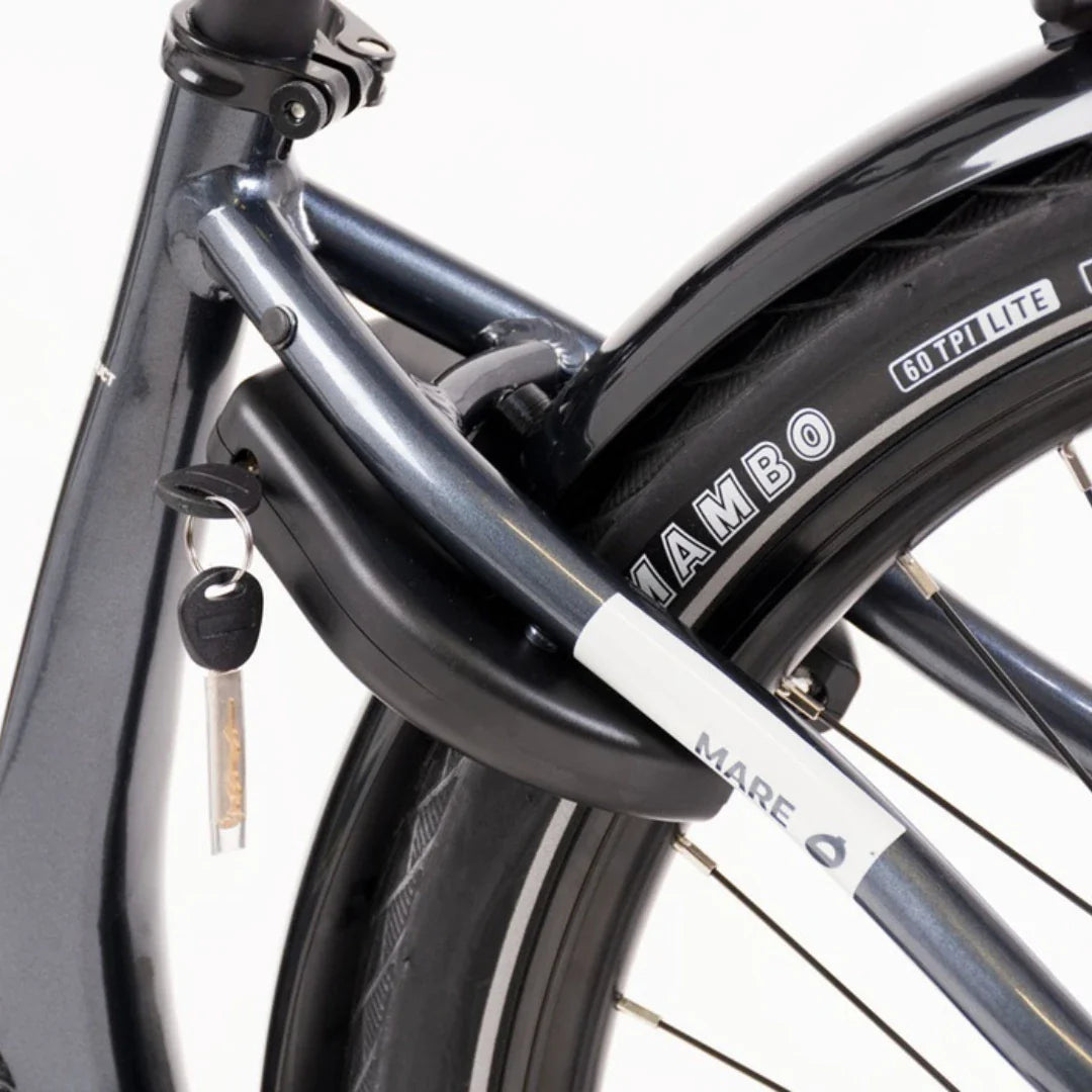 Izdelek je električno kolo, znamke Mare, model Econo Mare City. Na sliki je vidna struktura kolesa, ki vključuje okvir v temno modri barvi ter ključavnico, pritrjeno na okvir. Prav tako je opazna pnevmatika z oznako "Mambo", kar nakazuje na kakovostne gume. Kolo ima sodoben dizajn, kar ga naredi primernega za mestno vožnjo.