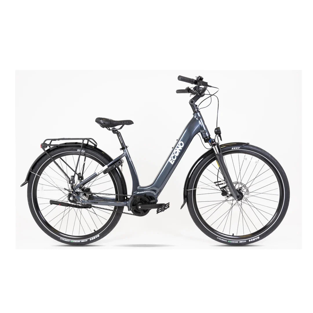 Izdelek je električno kolo znamke Econo, model Mare City. Na sliki je vidno kolo s nizkim okvirjem, kar omogoča enostavno vstopanje. Ima široke pnevmatike in sprednje vzmetenje, kar zagotavlja udobno vožnjo. Kolo je opremljeno s prtljažnikom in ima sodoben dizajn v temno sivi barvi.