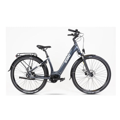 Izdelek je električno kolo znamke Econo, model Mare City. Na sliki je vidno kolo s nizkim okvirjem, kar omogoča enostavno vstopanje. Ima široke pnevmatike in sprednje vzmetenje, kar zagotavlja udobno vožnjo. Kolo je opremljeno s prtljažnikom in ima sodoben dizajn v temno sivi barvi.