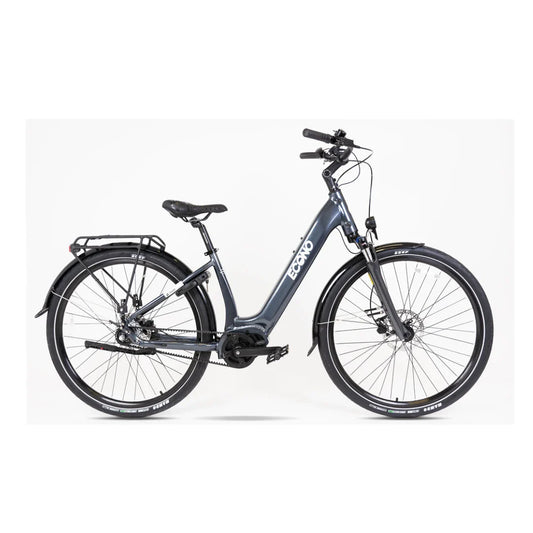 Izdelek je električno kolo znamke Econo, model Mare City. Na sliki je vidno kolo s nizkim okvirjem, kar omogoča enostavno vstopanje. Ima široke pnevmatike in sprednje vzmetenje, kar zagotavlja udobno vožnjo. Kolo je opremljeno s prtljažnikom in ima sodoben dizajn v temno sivi barvi.