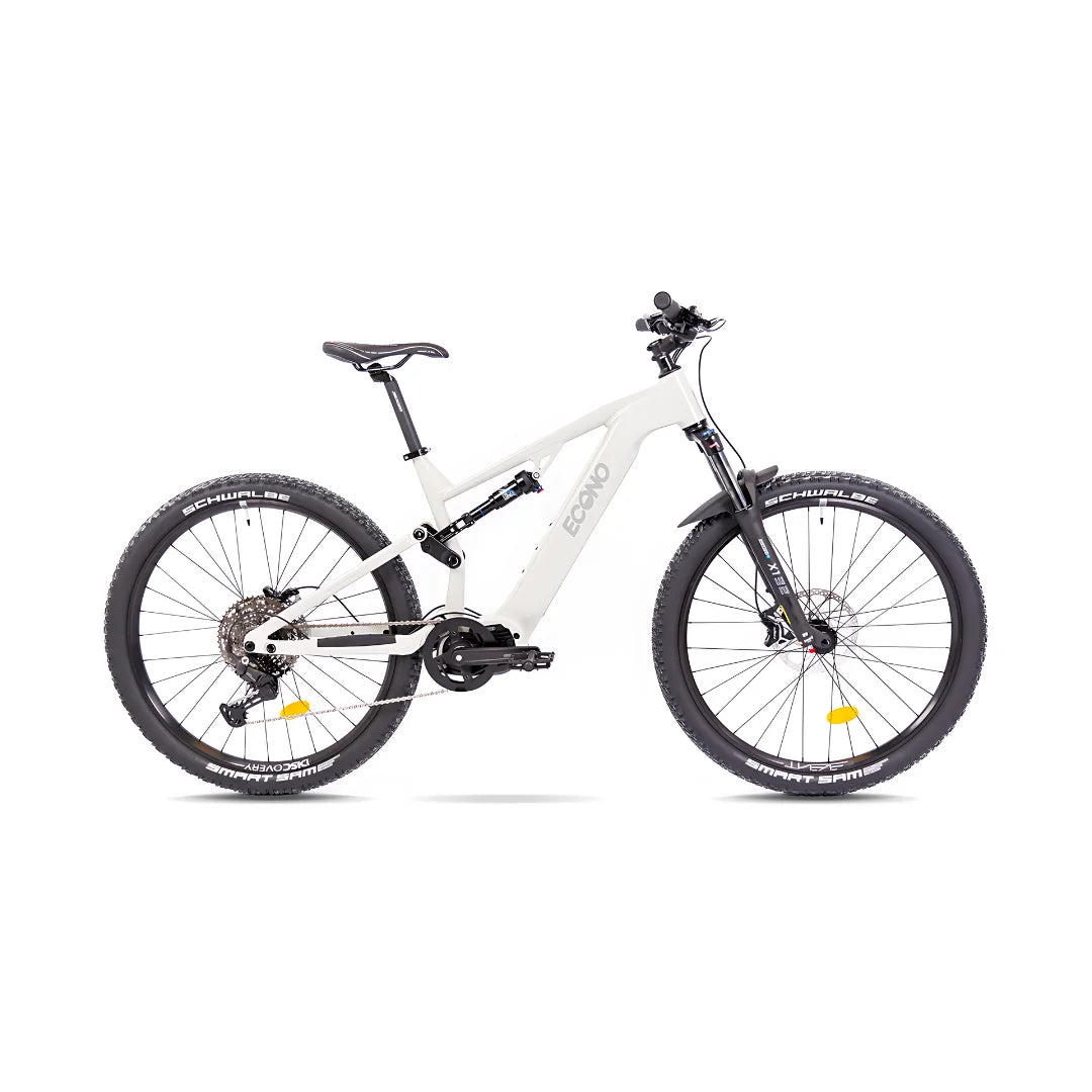 Izdelek je električno kolo znamke Econo, model Pantera C6. Na sliki je vidno kolo z modernim okvirjem v beli barvi, opremljeno z močnimi pnevmatikami in vzmetenjem, kar nakazuje na primernost za terensko vožnjo. Kolo ima tudi disk zavore in sodobne komponente, kar prispeva k njegovi funkcionalnosti in udobju pri vožnji.