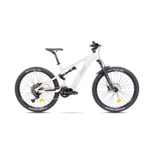 Izdelek je električno kolo znamke Econo, model Pantera C6. Na sliki je vidno kolo z modernim okvirjem v beli barvi, opremljeno z močnimi pnevmatikami in vzmetenjem, kar nakazuje na primernost za terensko vožnjo. Kolo ima tudi disk zavore in sodobne komponente, kar prispeva k njegovi funkcionalnosti in udobju pri vožnji.