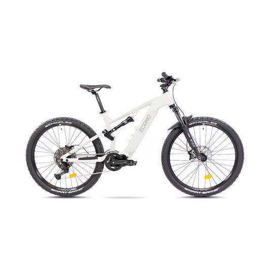 Izdelek je električno kolo znamke Econo, model Pantera C6. Na sliki je vidno kolo z modernim okvirjem v beli barvi, opremljeno z močnimi pnevmatikami in vzmetenjem, kar nakazuje na primernost za terensko vožnjo. Kolo ima tudi disk zavore in sodobne komponente, kar prispeva k njegovi funkcionalnosti in udobju pri vožnji.