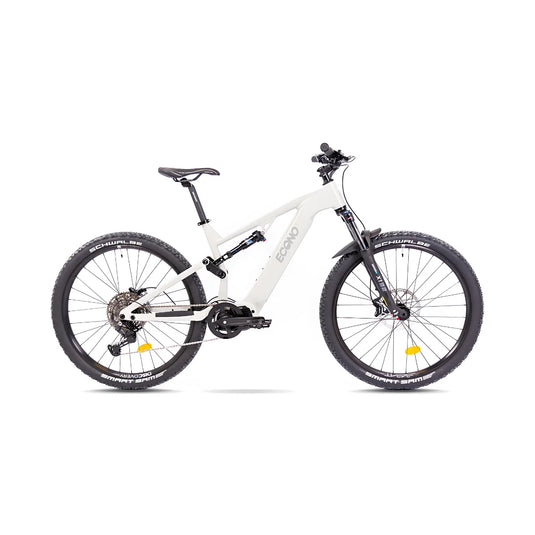 Izdelek je električno kolo znamke Econo, model Pantera C6. Na sliki je vidno kolo z modernim okvirjem v beli barvi, opremljeno z močnimi pnevmatikami in vzmetenjem, kar nakazuje na primernost za terensko vožnjo. Kolo ima tudi disk zavore in sodobne komponente, kar prispeva k njegovi funkcionalnosti in udobju pri vožnji.