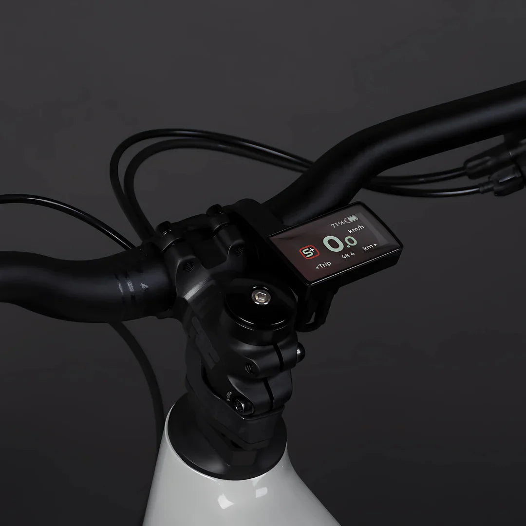 Izdelek je električno kolo, znamke Econo, model Pantera C6 120. Na sliki so vidni krmili in zaslon, ki prikazuje hitrost in druge podatke o vožnji. Zaslon je črn in ima digitalne prikaze, kar omogoča enostavno spremljanje informacij med vožnjo. Krmili sta ergonomsko oblikovani, kar zagotavlja udobno držo.