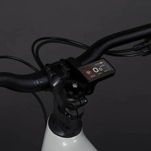 Izdelek je električno kolo, znamke Econo, model Pantera C6 120. Na sliki so vidni krmili in zaslon, ki prikazuje hitrost in druge podatke o vožnji. Zaslon je črn in ima digitalne prikaze, kar omogoča enostavno spremljanje informacij med vožnjo. Krmili sta ergonomsko oblikovani, kar zagotavlja udobno držo.