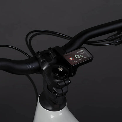 Izdelek je električno kolo, znamke Econo, model Pantera C6 120. Na sliki so vidni krmili in zaslon, ki prikazuje hitrost in druge podatke o vožnji. Zaslon je črn in ima digitalne prikaze, kar omogoča enostavno spremljanje informacij med vožnjo. Krmili sta ergonomsko oblikovani, kar zagotavlja udobno držo.