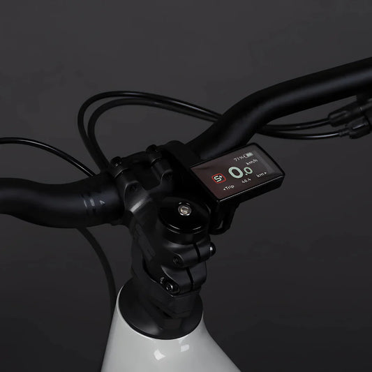 Izdelek je električno kolo, znamke Econo, model Pantera C6 120. Na sliki so vidni krmili in zaslon, ki prikazuje hitrost in druge podatke o vožnji. Zaslon je črn in ima digitalne prikaze, kar omogoča enostavno spremljanje informacij med vožnjo. Krmili sta ergonomsko oblikovani, kar zagotavlja udobno držo.