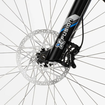 Izdelek je električno kolo, model Econo Pantera C8, znamke Mountain. Na sliki je prikazan del sprednjega kolesa, ki vključuje disk zavore in vilice. Vidna je tudi oznaka proizvajalca X Fusion ter zavora TRP, kar nakazuje na kakovostne komponente, ki zagotavljajo dobro zmogljivost in varnost pri vožnji.