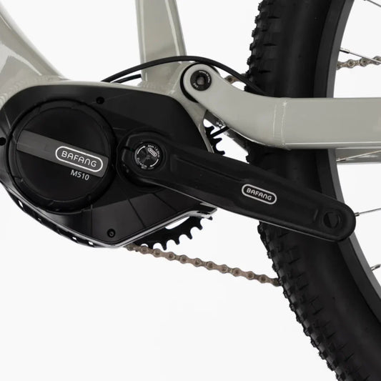 Izdelek je električno kolo, model Econo Pantera C8, znamke Bafang. Na sliki je prikazan motor Bafang M510, ki je nameščen na okvirju kolesa, skupaj s pedalom in verigo. Vidna je tudi struktura okvirja in del kolesa, kar nakazuje na robustno zasnovo, primerno za terensko vožnjo.