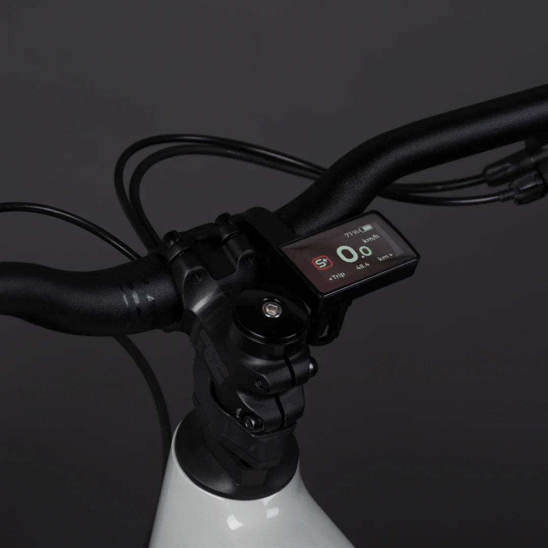 Izdelek je električno kolo, model Econo Pantera C8. Na sliki je prikazan del krmila, kjer je nameščen digitalni zaslon, ki prikazuje hitrost in druge podatke o vožnji. Krmilo je temno, z ergonomskimi ročaji, zaslon pa ima sodoben dizajn.