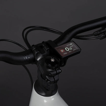 Izdelek je električno kolo, model Econo Pantera C8. Na sliki je prikazan del krmila, kjer je nameščen digitalni zaslon, ki prikazuje hitrost in druge podatke o vožnji. Krmilo je temno, z ergonomskimi ročaji, zaslon pa ima sodoben dizajn.