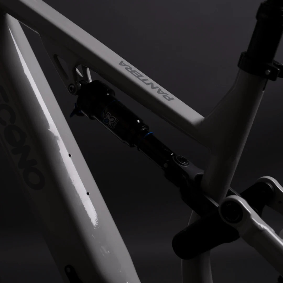 Izdelek je električno kolo, znamke Pantera, model Econo. Na sliki je vidna okvirna konstrukcija kolesa, ki je v svetli barvi, ter del vzmetenja, kar nakazuje na športno naravnanost in zmogljivost kolesa. Kolo ima sodobno zasnovo, kar je značilno za električna kolesa, ki so namenjena tako mestni vožnji kot tudi terenskim avanturam.