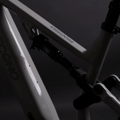 Izdelek je električno kolo, znamke Pantera, model Econo. Na sliki je vidna okvirna konstrukcija kolesa, ki je v svetli barvi, ter del vzmetenja, kar nakazuje na športno naravnanost in zmogljivost kolesa. Kolo ima sodobno zasnovo, kar je značilno za električna kolesa, ki so namenjena tako mestni vožnji kot tudi terenskim avanturam.