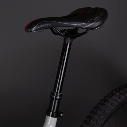 Izdelek je električno kolo, znamke Econo, model Pantera C8. Na sliki je prikazan sedež kolesa z oznako "LIBERTY", ki je nameščen na črnem sedežnem drogu. V ozadju je del kolesa s profiliranimi gumami, kar nakazuje, da je kolo primerno za terensko vožnjo. Celotna kompozicija je postavljena na temni ozadju, kar poudarja detajle izdelka.