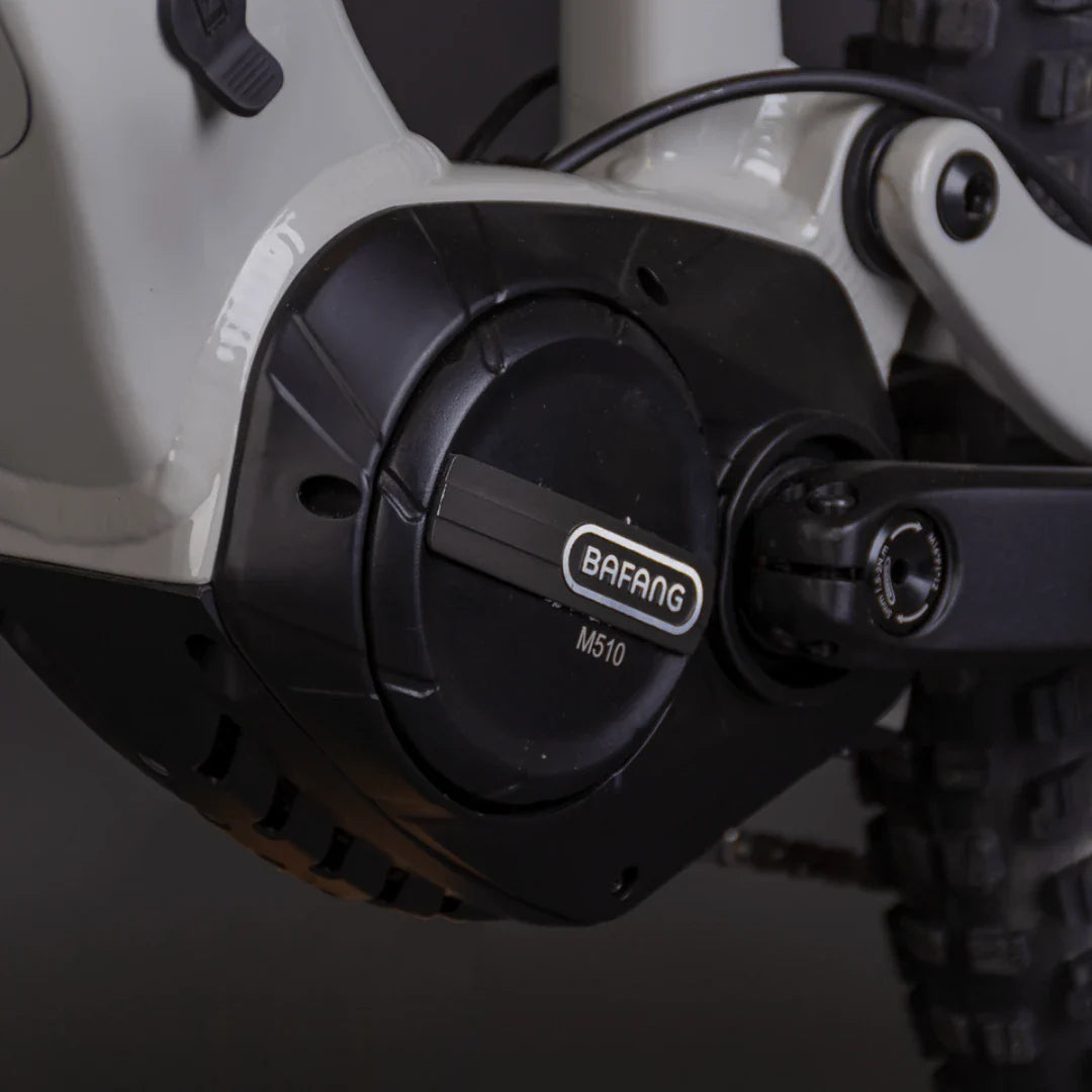 Izdelek je električno kolo, znamke Econo, model Pantera C8. Na sliki je prikazan motor Bafang M510, ki je nameščen na okvirju kolesa. Vidna je tudi del kolesa z verigo in pedalom, kar nakazuje na robustno zasnovo, primerno za terensko vožnjo.