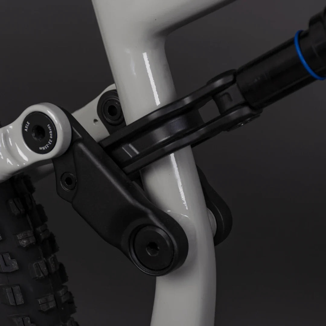 Izdelek je električno kolo, model Econo Pantera C9 160. Na sliki je prikazan del okvirja kolesa, ki vključuje mehanizem vzmetenja in povezovalne elemente. Barva okvirja je svetla, s črnimi detajli, kar daje kolesu sodoben videz. Vidni so tudi zobniki na pnevmatikah, kar nakazuje na terensko uporabo.