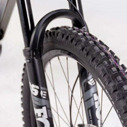 Izdelek je električno kolo, model Econo Pantera C9 160. Na sliki je vidna sprednja vilica in pnevmatik z izrazitim profilom, kar kaže na primernost za terensko vožnjo. Zasnova vilice je robustna, kar dodatno potrjuje namen kolesa za zahtevnejše terene.