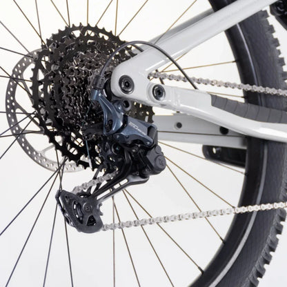 Izdelek je električno kolo, model Econo Pantera C9-160. Na sliki je prikazan zadnji del kolesa, kjer je vidna prestavna naprava in veriga, ki je povezana z zobnikom. Kolo ima robustno konstrukcijo, kar nakazuje na primernost za terensko vožnjo.