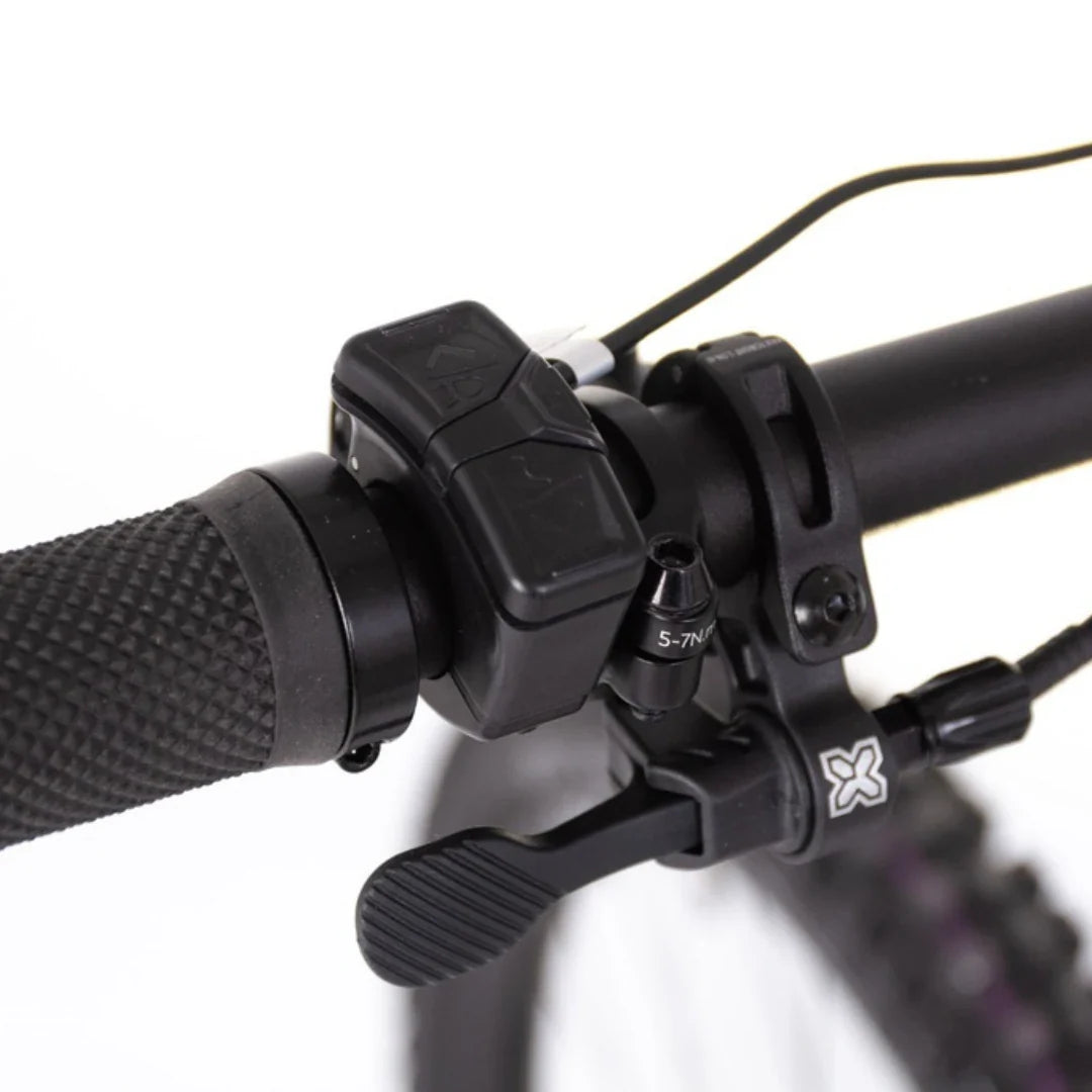 Izdelek je električno kolo, znamke Econo, model Pantera C9 160. Na sliki je prikazan del krmila, kjer so vidni gumbi za upravljanje električnega motorja ter ročaj s teksturirano površino za boljši oprijem. Dodatno je prikazana tudi zavorna ročica in del mehanizma za nastavitev.