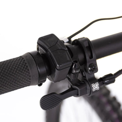 Izdelek je električno kolo, znamke Econo, model Pantera C9 160. Na sliki je prikazan del krmila, kjer so vidni gumbi za upravljanje električnega motorja ter ročaj s teksturirano površino za boljši oprijem. Dodatno je prikazana tudi zavorna ročica in del mehanizma za nastavitev.