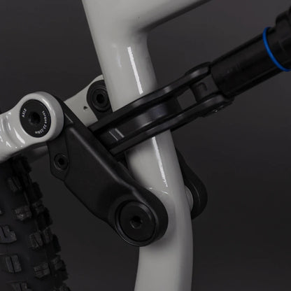 Izdelek je električno kolo, znamke Econo, model Pantera SUV C6 120. Na sliki je prikazan del okvirja kolesa, ki vključuje povezovalne elemente in amortizer. Vidna je tudi struktura okvirja v svetli barvi ter detajli, ki kažejo na robustno zasnovo, primerna za terensko vožnjo.