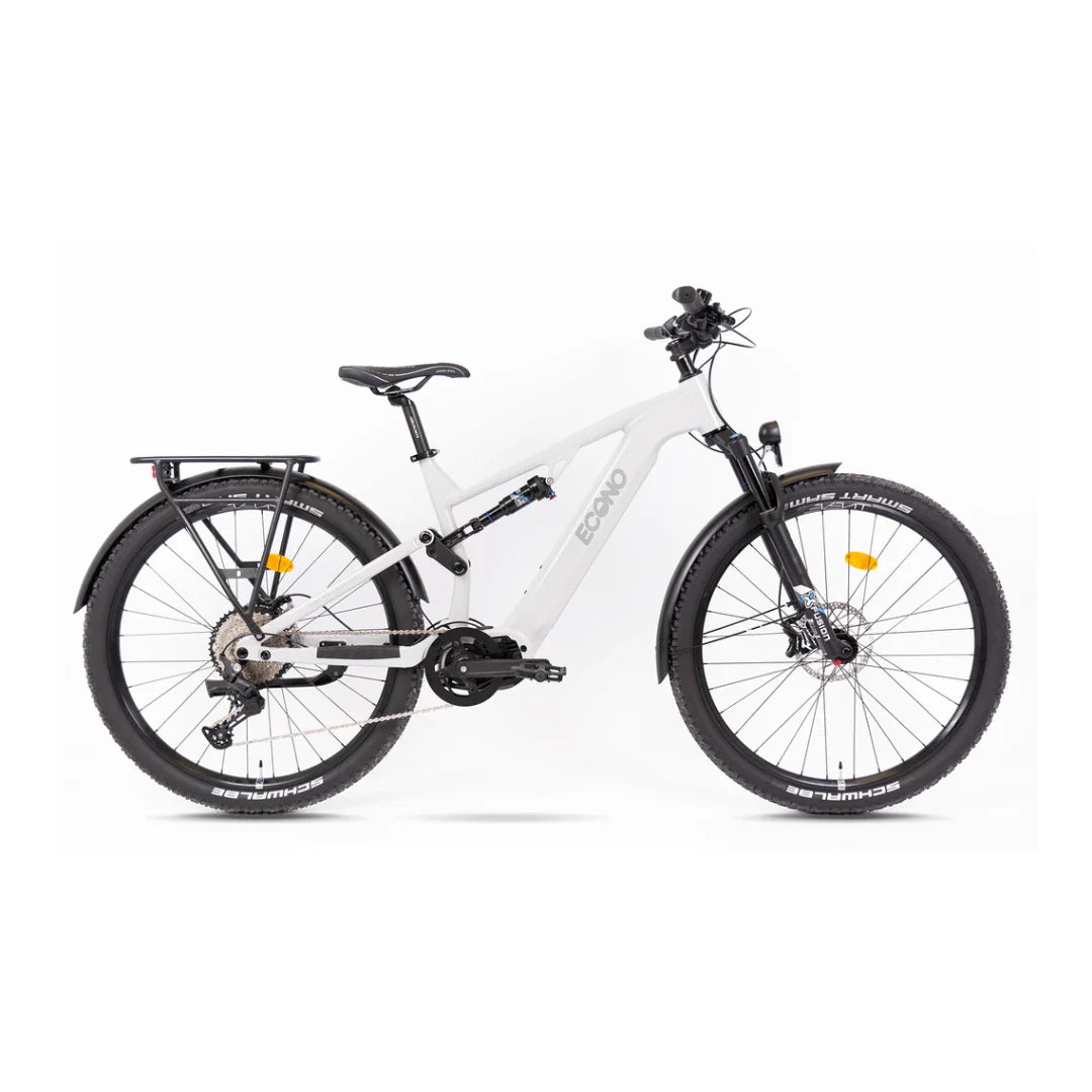 Izdelek je gorsko električno kolo, znamke Econo, model Pantera SUV C6 120. Na sliki je prikazano kolo v beli barvi, z robustnim okvirjem in širokimi gumami, kar nakazuje na njegovo primernost za vožnjo po zahtevnejših terenih. Opremljeno je s prednjim vzmetenjem, nosilcem za prtljago ter disk zavornim sistemom, kar povečuje njegovo funkcionalnost in udobje pri vožnji.