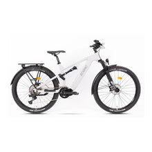 Izdelek je gorsko električno kolo, znamke Econo, model Pantera SUV C6 120. Na sliki je prikazano kolo v beli barvi, z robustnim okvirjem in širokimi gumami, kar nakazuje na njegovo primernost za vožnjo po zahtevnejših terenih. Opremljeno je s prednjim vzmetenjem, nosilcem za prtljago ter disk zavornim sistemom, kar povečuje njegovo funkcionalnost in udobje pri vožnji.