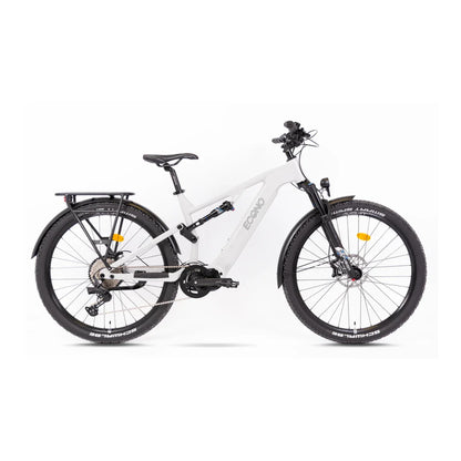 Izdelek je gorsko električno kolo, znamke Econo, model Pantera SUV C6 120. Na sliki je prikazano kolo v beli barvi, z robustnim okvirjem in širokimi gumami, kar nakazuje na njegovo primernost za vožnjo po zahtevnejših terenih. Opremljeno je s prednjim vzmetenjem, nosilcem za prtljago ter disk zavornim sistemom, kar povečuje njegovo funkcionalnost in udobje pri vožnji.