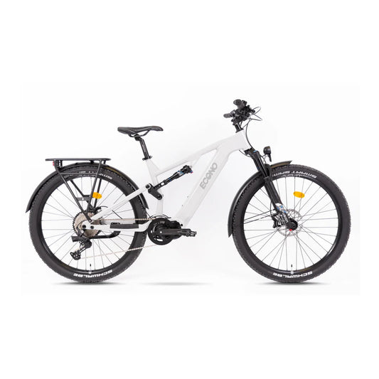 Izdelek je gorsko električno kolo, znamke Econo, model Pantera SUV C6 120. Na sliki je prikazano kolo v beli barvi, z robustnim okvirjem in širokimi gumami, kar nakazuje na njegovo primernost za vožnjo po zahtevnejših terenih. Opremljeno je s prednjim vzmetenjem, nosilcem za prtljago ter disk zavornim sistemom, kar povečuje njegovo funkcionalnost in udobje pri vožnji.