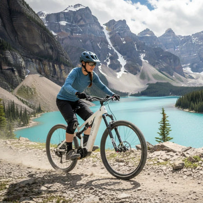 Izdelek na sliki je električno kolo, znamke Econo, model Pantera C9 160. Na sliki vidimo kolesarko, ki vozi po gorski poti ob čudovitem jezeru, obdana z gorami. Kolesarka nosi čelado in zaščitno opremo, kar nakazuje na aktivno in varno vožnjo v naravi.