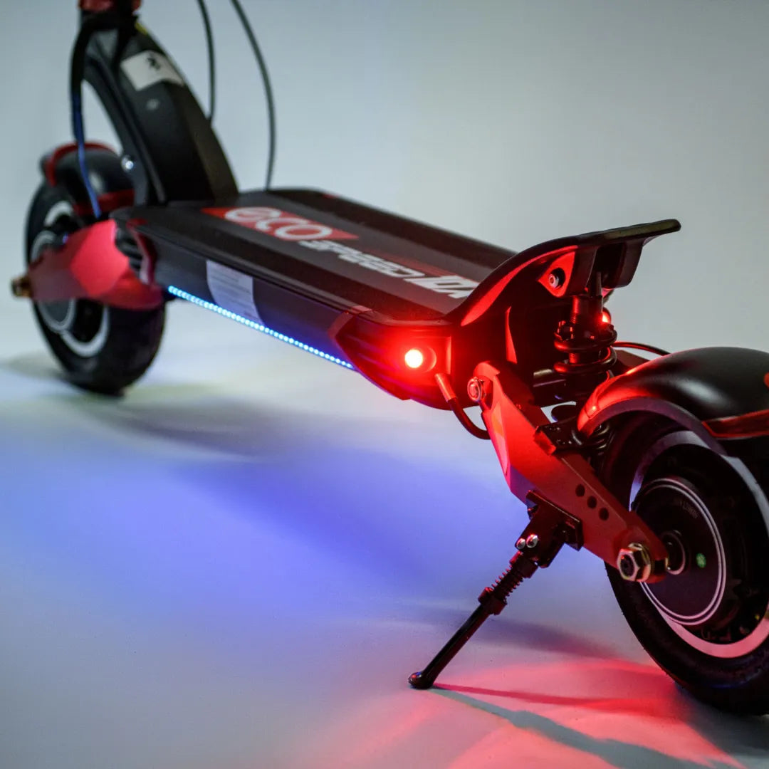 Električni skiro Eco Speed 10x Pro z živahnimi lučmi in elegantnim dizajnom na nevtralnem ozadju.