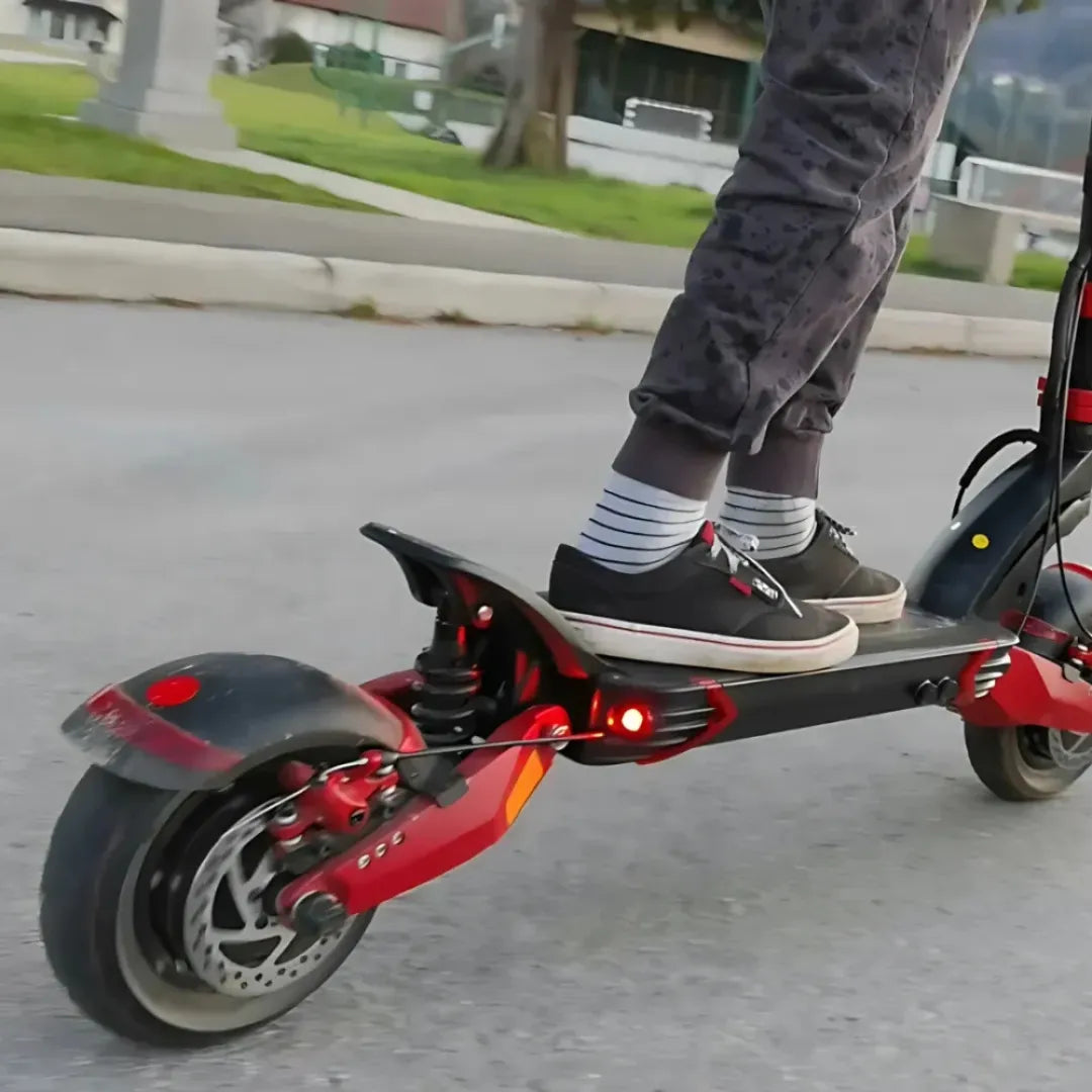 Posnetek od blizu osebe, ki vozi električni skiro Eco Speed 10x Pro na tlakovani površini.