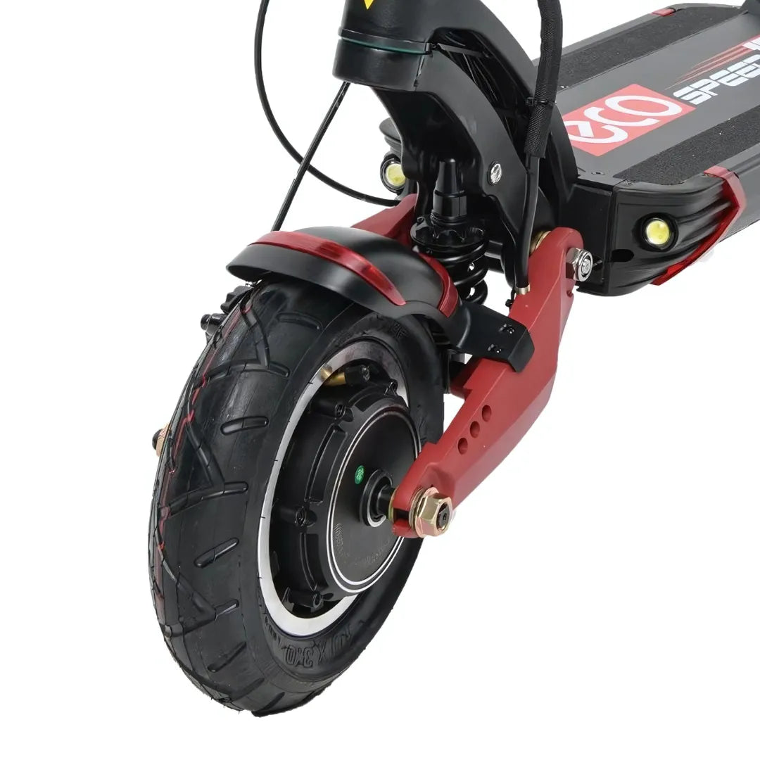 Posnetek od blizu sprednjega kolesa in sistema vzmetenja električnega skiroja Eco Speed 10x Pro.