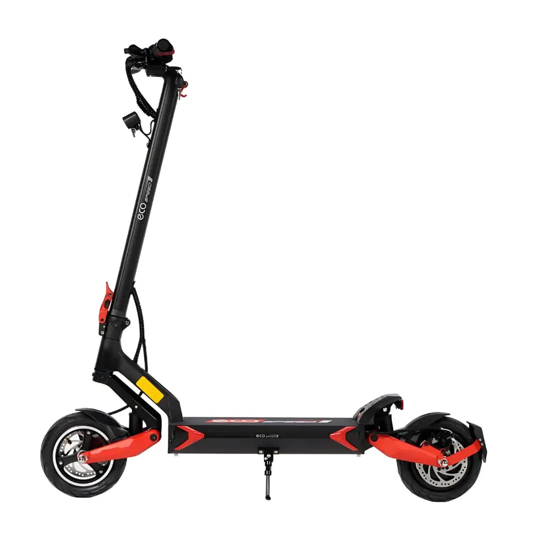 Izdelek je električni skiro, model Eco Speed 9. Na sliki je prikazan skiro v črni in rdeči barvi, z značilnim oblikovanjem in široko platformo za stojišče. Vidni so tudi sprednji in zadnji kolesi, ter ročaj s krmilom, ki vključuje gumb za nadzor hitrosti. Skupna zasnova nakazuje na robustnost in udobje pri vožnji.